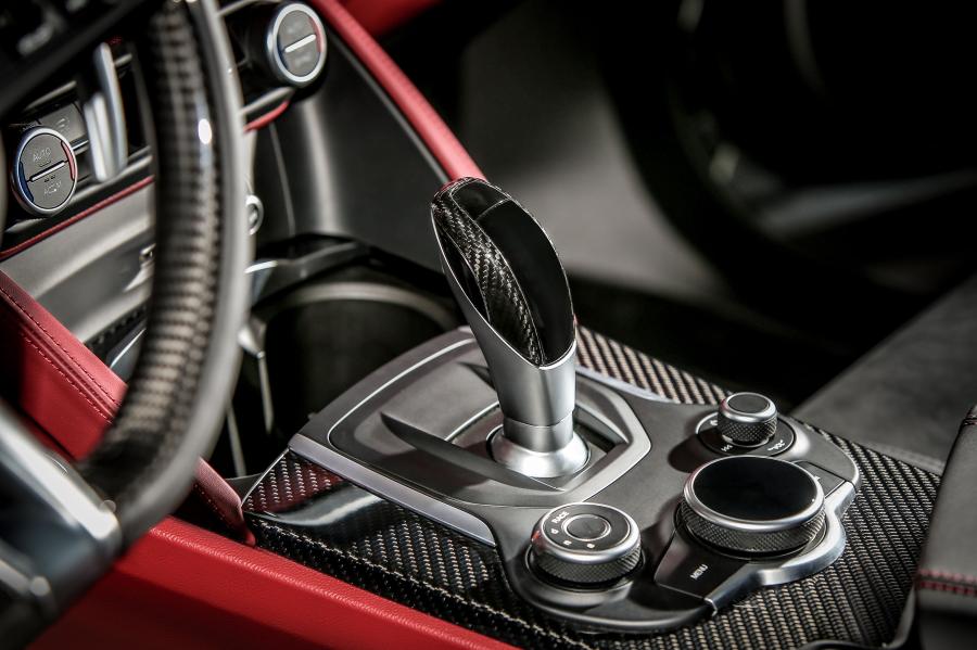 Детали интерьера Alfa Romeo Stelvio Quadrifoglio NRING (949) 2018 года  (фото 21 из 21)